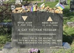Enlace a Esta es la tumba del sargento técnico Leonard Matlovich. No lleva su nombre porque él quería que fuera un monumento a todos los veteranos homosexuales