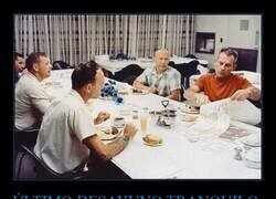 Enlace a Los astronautas del Apolo 11, Neil Armstrong, Buzz Aldrin y Michael Collins, desayunan antes de su lanzamiento a la Luna, el 16 de julio de 1969