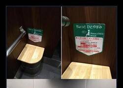 Enlace a Algunos ascensores en Japón tienen pequeños baños de emergencia ubicados en una esquina