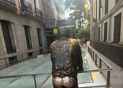 Enlace a Patrón de desgaste en esta estatua de bronce en Madrid, España 