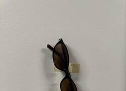 Enlace a Alguien pegó un par de gafas de sol que había encontrado en la pared. Yo lo convertí en una exposición artística
