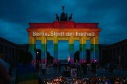 Enlace a La Puerta de Brandeburgo en Berlín iluminada esta noche en señal de solidaridad con la comunidad LGBTQ+