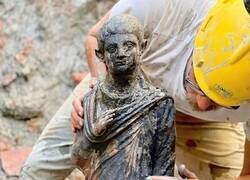 Enlace a Arqueólogos descubren 24 estatuas de bronce, conservadas en un balneario toscano durante 2.300 años