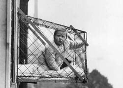 Enlace a La crianza de los hijos en la década de 1930: un bebé colgando fuera de una ventana en una 