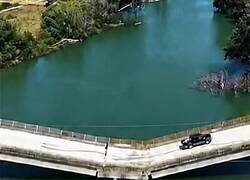 Enlace a En Grecia, los conductores han estado cruzando un puente derrumbado porque es más rápido que dar la vuelta