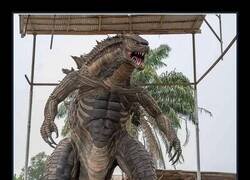Enlace a Godzilla hecho a base de neumáticos