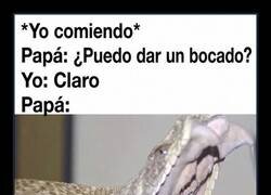 Enlace a Papá desarmándose la mandíbula por una patata frita