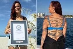Enlace a Una mujer de Maine consiguió un récord mundial tras cubrir su cuerpo con 106 tatuajes diferentes de tiburones. Cada tatuaje representa su fascinación por estos animales a lo largo de toda su vida