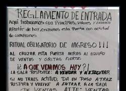 Enlace a Veo este cartel el primer día de trabajo, me giro y no vuelvo