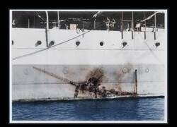 Enlace a La marca dejada por un avión kamikaze Mitsubishi Zero en el costado fuertemente blindado del HMS Sussex, 1945.