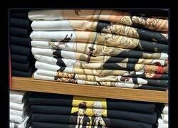 Enlace a  Camisetas de anime dobladas en una tienda en Corea del Sur