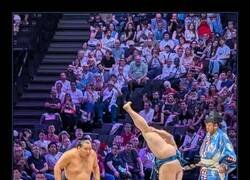 Enlace a  El luchador de sumo Kotoeiho realiza una especie de movimiento similar a una apertura de piernas vertical mientras golpea el suelo con los pies antes de un combate