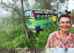 Enlace a Un campesino filipino sonrió para una foto después de enterarse de que el árbol que plantó hace 35 años ayudó a evitar que un autobús se cayera por un precipicio, salvando así 37 vidas