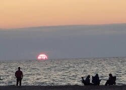 Enlace a Se puede ver el horizonte de Chicago a kilómetros de distancia, al atardecer, desde las Dunas de Indiana