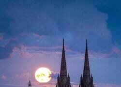 Enlace a La Catedral de Clermont-Ferrand, en Francia, está construida íntegramente con piedra de lava volcánica oscura