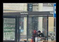 Enlace a Hasta Spider-Man espera el autobús como un mortal