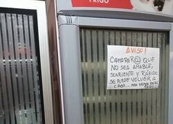Enlace a Cartel puesto en un bar entre la cocina y el comedor, la foto la hizo un cliente, ¿Qué os parece?