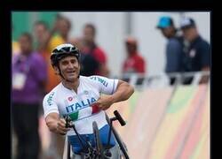 Enlace a Alex Zanardi fue un piloto de carreras italiano. Tras sufrir un grave accidente en 2001, que resultó en la pérdida de ambas piernas, se dedicó al ciclismo adaptado y ganó 4 medallas de oro en los Juegos Paralímpicos