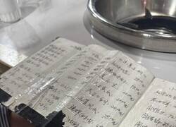 Enlace a El restaurante al que fui utiliza un menú escrito a mano