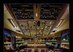 Enlace a Una vista del interior de la cabina de mando de un Boeing 777