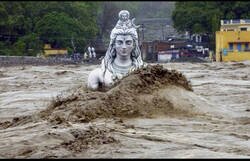 Enlace a Estatua de Shiva, el destructor, durante la repentina inundación en Uttarakhand.