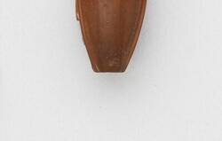 Enlace a Se trata de una pequeña obra de arte tallada en el hueso de una aceituna, que data de la dinastía Qing (1644-1911). Mide 3,4 cm de largo, 1,4 cm de ancho y 1,6 cm de alto. Actualmente se encuentra en el Museo Nacional del Palacio en Taipéi.