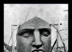 Enlace a La Estatua de la Libertad siendo desempaquetada, 1885
