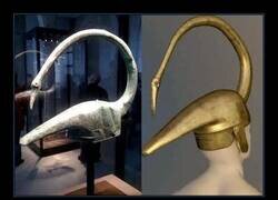 Enlace a El famoso casco de cisne de Tintignac, un extraordinario casco ceremonial de bronce de la antigua Galia (celta), datado entre los siglos IV y II a. C.