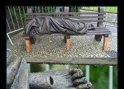 Enlace a Una impactante escultura de bronce de 2012, obra del escultor canadiense Timothy Schmalz, que representa a Jesús como un hombre sin hogar.