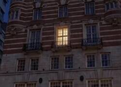 Enlace a La antigua sede de la White Star Line en Liverpool se iluminó con una única ventana en 2026 para conmemorar el desastre del Titanic