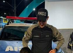 Enlace a Un niño fue a la policía para denunciar que su tío le había empujado al suelo. Cuando el agente llegó al lugar, descubrió que el tío tenía solo 5 años