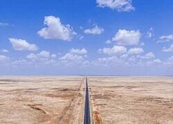 Enlace a La autopista 10 de Arabia Saudita tiene el tramo de carretera recto más largo del mundo, con una longitud de aproximadamente 240 km (149 millas) sin ninguna curva.