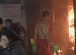 Enlace a Cuando te apuntas a bombero pero solo tenías presupuesto para el Toys R Us