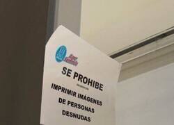 Enlace a El cartel que confirma que en tu barrio pasan cosas muy random