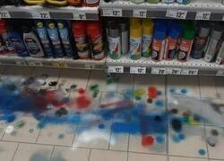 Enlace a Cuando el becario prueba 'a ver qué tal pinta esto' con todos los sprays a la vez