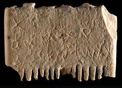 Enlace a La frase más antigua conocida escrita en el alfabeto cananeo, que se encontró en un peine de marfil de 3800 años de antigüedad, se traduce como: 
