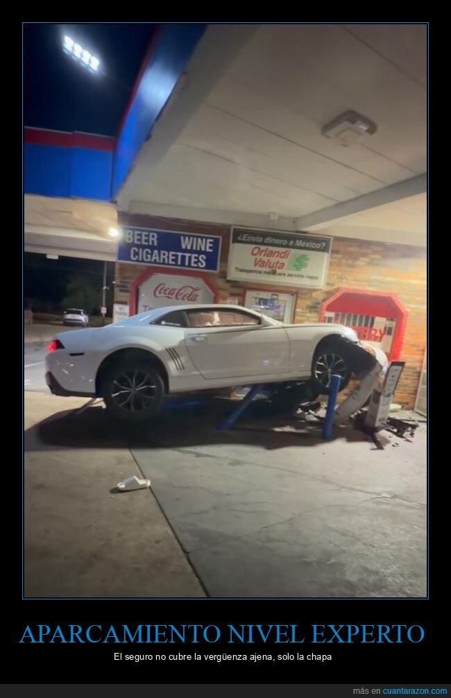 Camaro,aparcar,bolardo,accidente,gasolinera