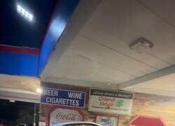 Enlace a Alguien estacionó su Camaro sobre los pilares de protección y luego lo abandonó. El conductor está desaparecido.