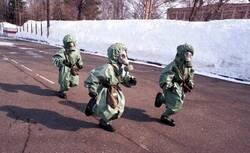 Enlace a Imagen de la era posoviética. Niños participando en un simulacro de defensa civil. Fotografía de Oleg Nikishin, Kineshma, Rusia, 1999
