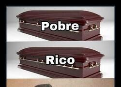 Enlace a La muerte es democrática, pero el que inventó los anuncios dobles merece otra categoría de ataúd