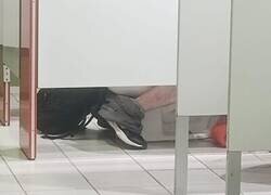 Enlace a Cuando entras a mear y sales con más preguntas que respuestas