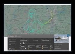 Enlace a Alguien que volaba en un Cessna Skylane pintó la Mona Lisa sobre el estado de Kansas.