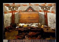 Enlace a ¿Qué comían las personas en China en el año 1093? Castañas, nueces de areca, peras, pasas, frijoles y pan, todos estos alimentos se encontraron sobre una mesa dentro de una tumba. No había carne, ya que el hombre enterrado era budista.