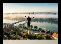 Enlace a El esloveno Jaan Roose, experto en slackline, establece un nuevo récord mundial al recorrer 14,7 km en 12 horas (Bratislava, Eslovaquia). Fotos de @kovop