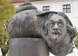 Enlace a En Alemania hay un monumento a Albert Einstein que lo muestra con la cabeza asomando desde el interior de una concha de caracol, la cual está colocada sobre un cohete