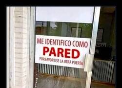 Enlace a Esta puerta tiene más personalidad que muchos de tus contactos de WhatsApp
