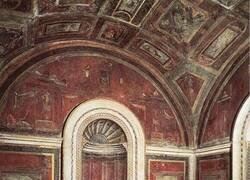 Enlace a La «Stufetta del cardenal Bibbiena» es el baño privado más antiguo del Vaticano, construido en 1507 por el papa Julio II, quien deseaba tener privacidad para los tratamientos de baño que recibía para curar la sífilis. El siguiente propietario, otro rollo