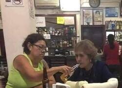 Enlace a El verdadero amor es que te den de beber cuando no puedes ni con tu vida