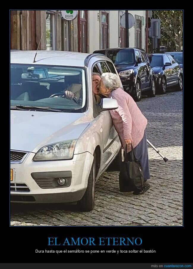 pareja,coche,beso,vejez,calle