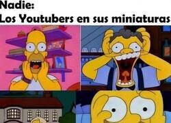 Enlace a El tráiler promete guerra, el vídeo es él abriendo una caja